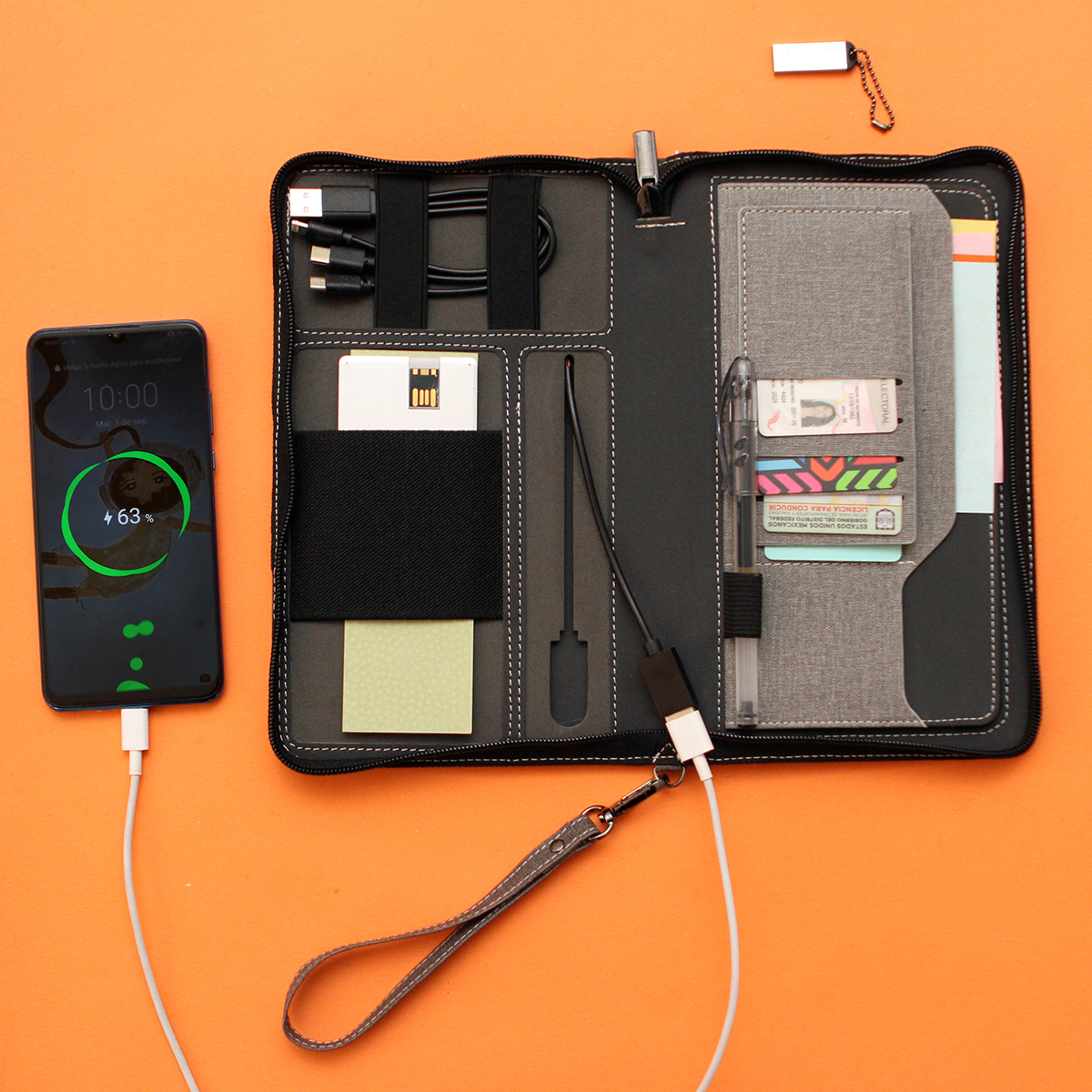 Organizador personal con power bank de 6,000 mAh.