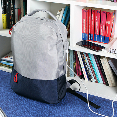 Mochila con salida USB para carga.